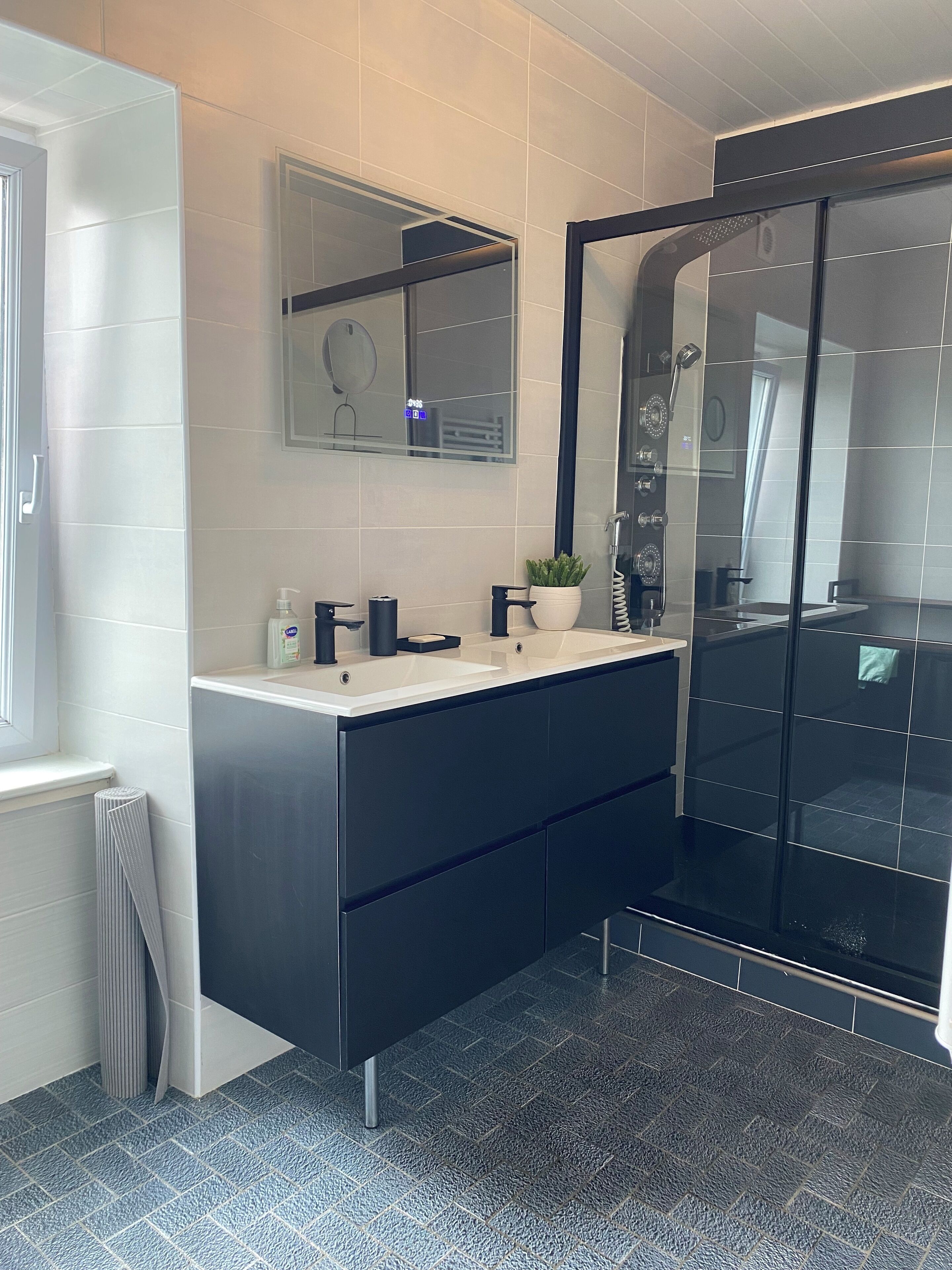 Combined shower/tub, towels