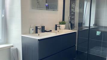 Combined shower/tub, towels
