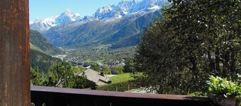  Authentic alpine chalet in Chamonix Valley, next to Prarion piste, Les Houches.