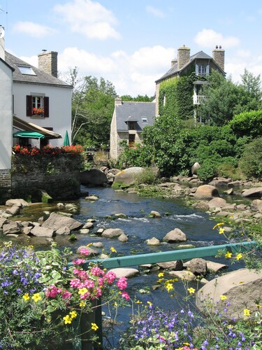 7 Gîtes in 100 acres with heated pool. Near Pont Aven, Concarneau, beaches 15km