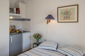 Iron/ironing board, free WiFi, bed sheets - Charming studio 2 persons in villa with terrace and garden (Saint-Paul-De-Vence)
