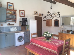 Frigorifero, microonde, forno, piano cottura