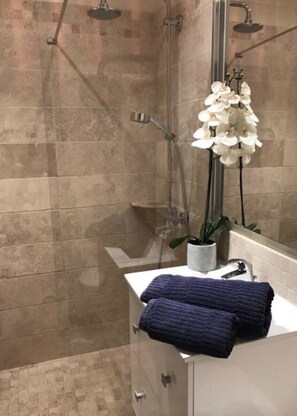Dusche, Haartrockner, Handtücher