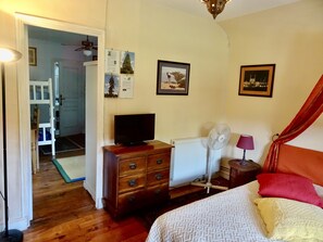 1 chambre, fer et planche à repasser, Wi-Fi gratuit, draps fournis