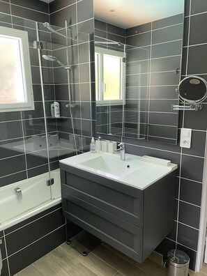 Ensemble douche/baignoire, sèche-cheveux