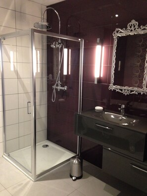 Ensemble baignoire-douche, serviettes fournies