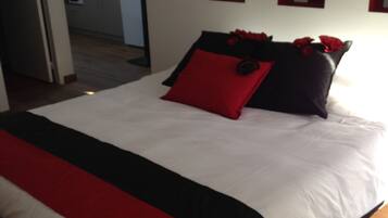8 bedrooms, free WiFi, bed sheets, wheelchair access