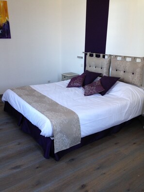 8 bedrooms, free WiFi, bed sheets, wheelchair access - Charming Hotel Room (Oeyreluy)