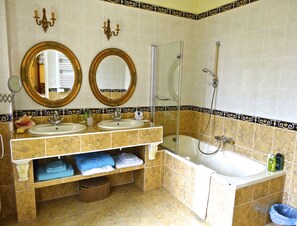 Baignoire, séchoir à cheveux, serviettes fournies, savon