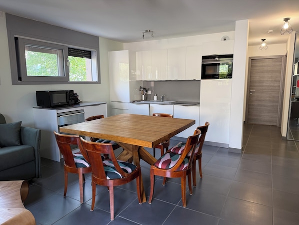 Dining - APARTMENT IN CHAMONIX, 3 BEDROOMS, 288 Rue Helbronner, 74500 Chamonix (Chamonix-Mont-Blanc)