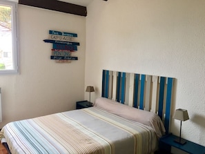3 bedrooms, iron/ironing board, WiFi - Marina ideal for 8 pple. overlooking a private beach, in the heart of cap d'agde (Agde)