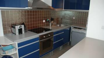 Een koelkast, een microgolfoven, een oven, een kookplaat