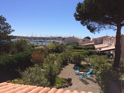 Marina ideal for 8 pple. overlooking a private beach, in the heart of cap d'agde