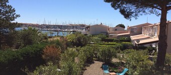 Marina ideal for 8 pple. overlooking a private beach, in the heart of cap d'agde