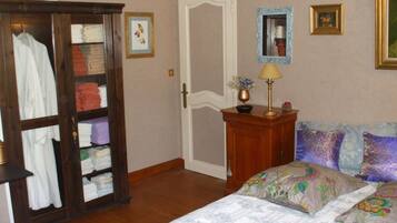 Een strijkplank/strijkijzer, internet, beddengoed