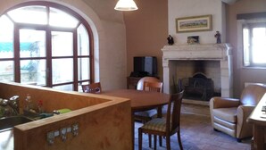 Un salon chaleureux avec une cheminée, des meubles en bois et un téléviseur.