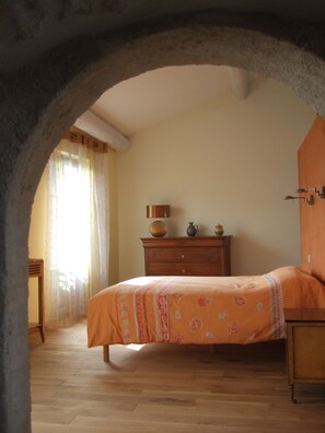 1 bedroom, desk, iron/ironing board, free WiFi - The Little DoMeynes ... Charming cottage ideal for 1 couple and it all year (Meynes)