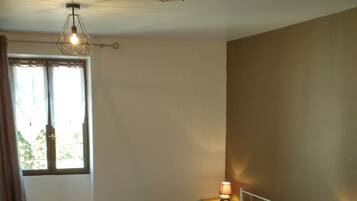 3 bedrooms, iron/ironing board, bed sheets