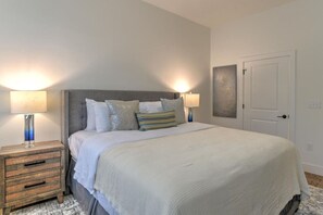 1 bedroom, iron/ironing board, free WiFi, bed sheets - Light and Airy Downtown One Bedroom (Asheville)