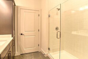 Hair dryer, towels - Light and Airy Downtown One Bedroom (Asheville)