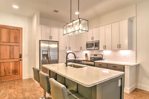 Light and Airy Downtown One Bedroom