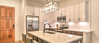 Light and Airy Downtown One Bedroom