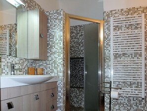 Sèche-cheveux, serviettes fournies, savon, shampoing