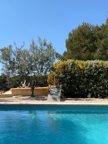 Luberon Grande maison climatisée, au calme, tout confort avec piscine 10mx5m.