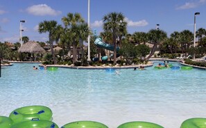 Una piscina techada, una piscina al aire libre