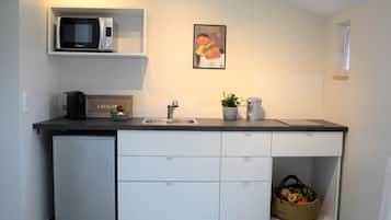 Een koelkast, een microgolfoven, een koffiezetapparaat/waterkoker