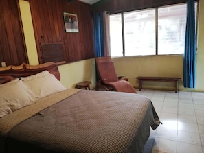 Family Quadruple Room | Individually decorated, individually furnished, blackout drapes - Casa Benjamin Linder (Managua)
