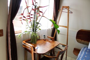 Comfort Room | Individually decorated, individually furnished, blackout drapes - Casa Benjamin Linder (Managua)