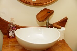 Comfort Room (1) | Bathroom | Shower, rainfall showerhead, towels, soap - Casa Benjamin Linder (Managua)