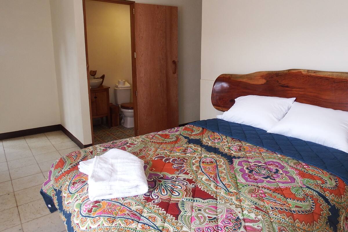 Cortinas blackout, tabla de planchar con plancha y wifi gratis 