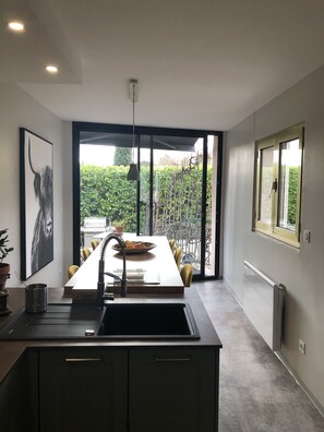 Een koelkast, een microgolfoven, een oven, een kookplaat