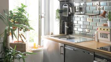 Réfrigérateur, micro-ondes, four, plaque de cuisson