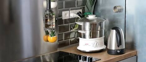 Réfrigérateur, micro-ondes, four, plaque de cuisson