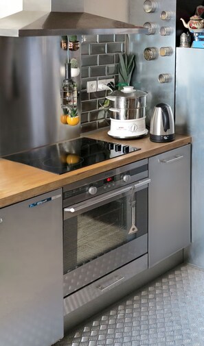 Fridge, microwave, oven, stovetop - Rental T2 ocean side view (Saint-Nazaire)