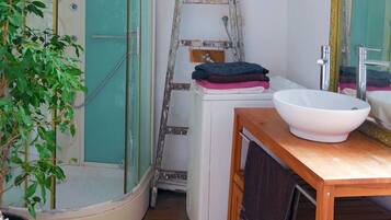 Douche, serviettes fournies