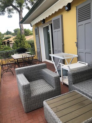 تناول الطعام بالخارج