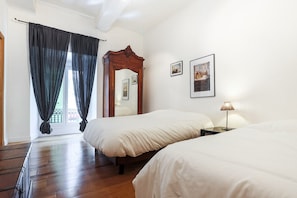 2 habitaciones, escritorio, tabla de planchar con plancha y wifi gratis