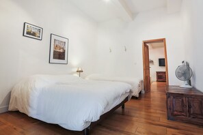 2 habitaciones, escritorio, tabla de planchar con plancha y wifi gratis 
