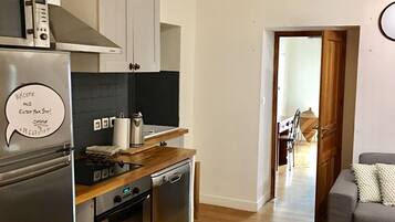 Een koelkast, een microgolfoven, een oven, een kookplaat