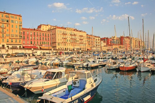 Appartement 70m2 sur la port - 6-8 personnes. Accès en tramway de l’aéroport.