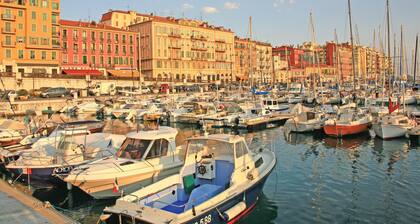 Appartement 70m2 sur la port - 6-8 personnes. AccĂšs en tramway de lâaĂ©roport.