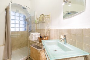 Dusche, Haartrockner, Handtücher, Seife