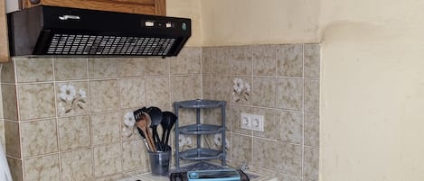 Fridge, oven, stovetop, coffee/tea maker