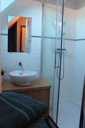 Shower, hair dryer, toilet paper - Gite KERDANIEL 2Kms Beaches (Guisseny)