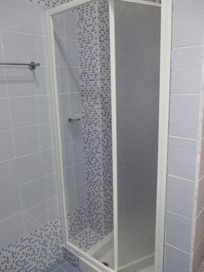 Bruser, hårtørrer, bidet, håndklæder