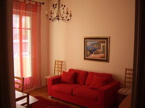 Fernseher, DVD-Player, Bücher